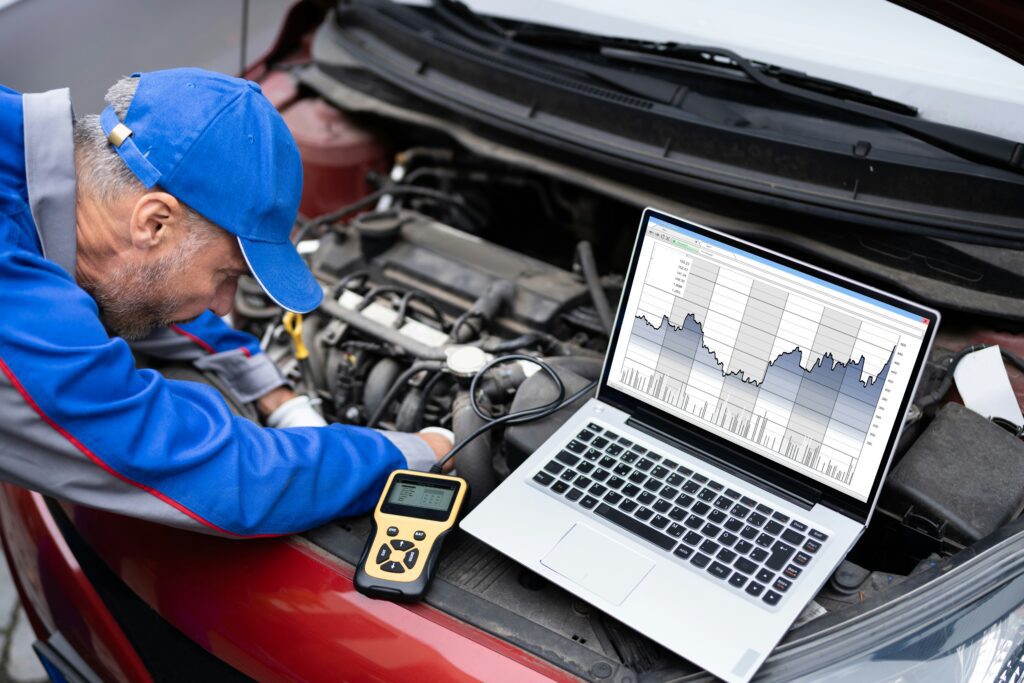 Auto, welches in einer Werkstatt ausgelesen wird.
