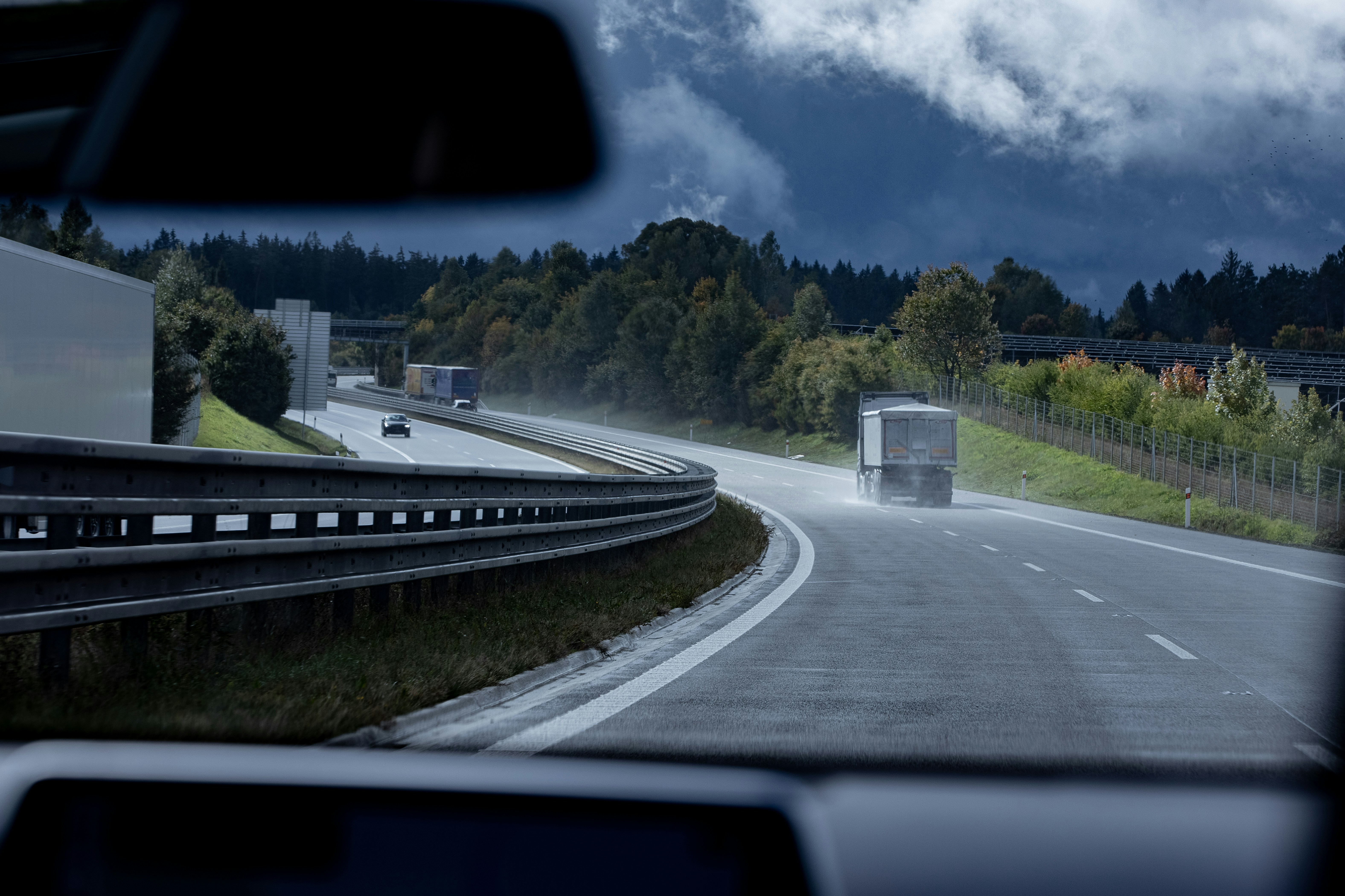 Auto fährt auf einer Autobahn