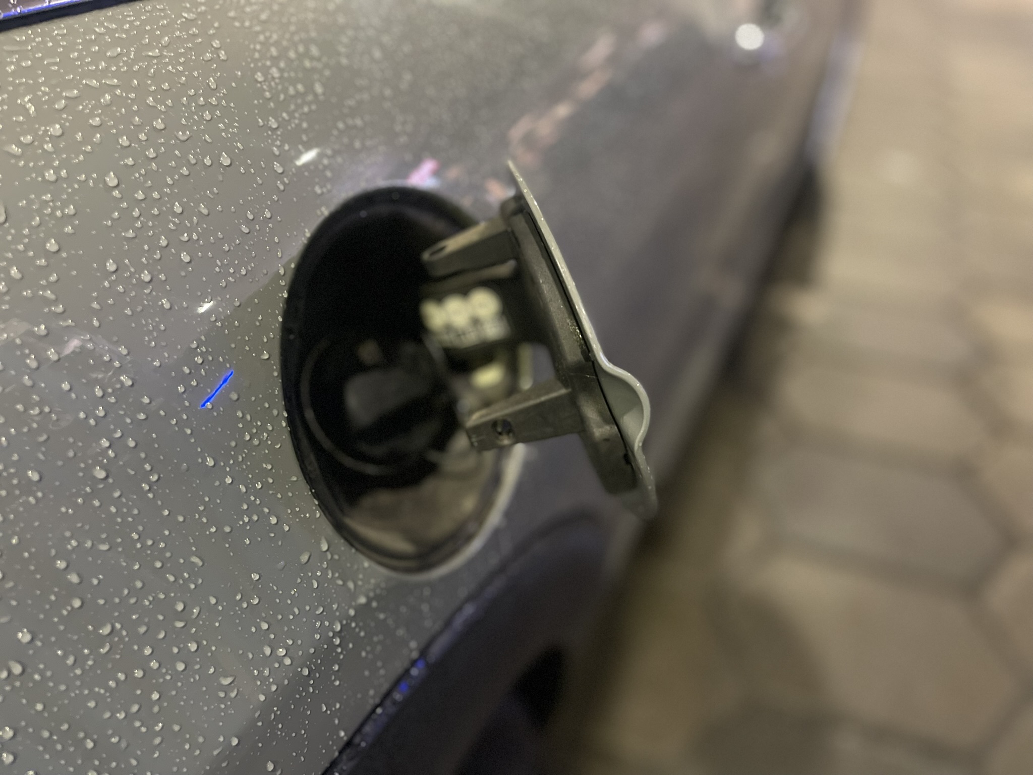 Ein offener Tankdeckel kann die Ursache für die Motorkontrollleuchte sein
